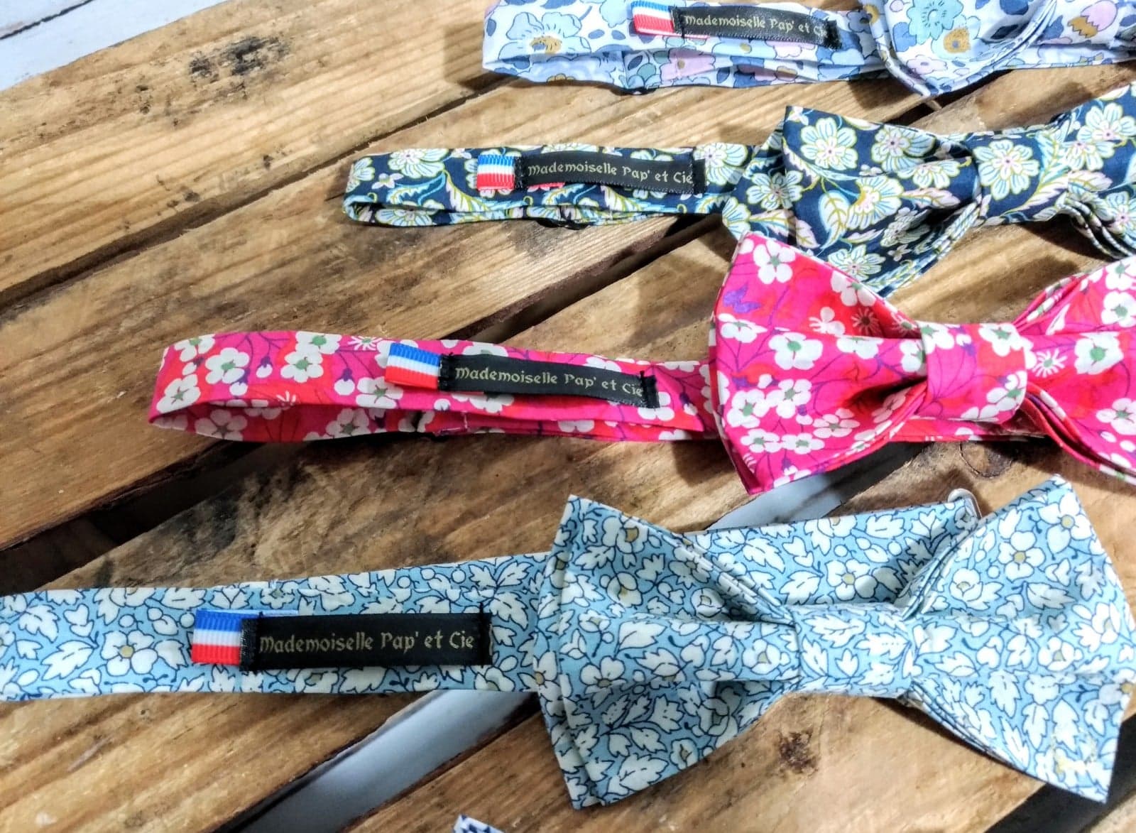 Superbe assortiment de noeud papillon pour la salon du mariage a Tarbes