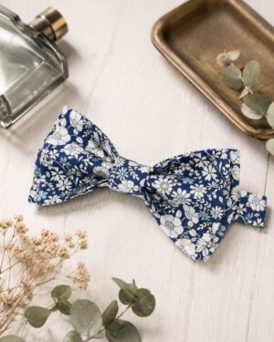 Noeud papillon pour homme Liberty June's Meadow bleu marine, mariage, made in France, fabriqué en Occitanie