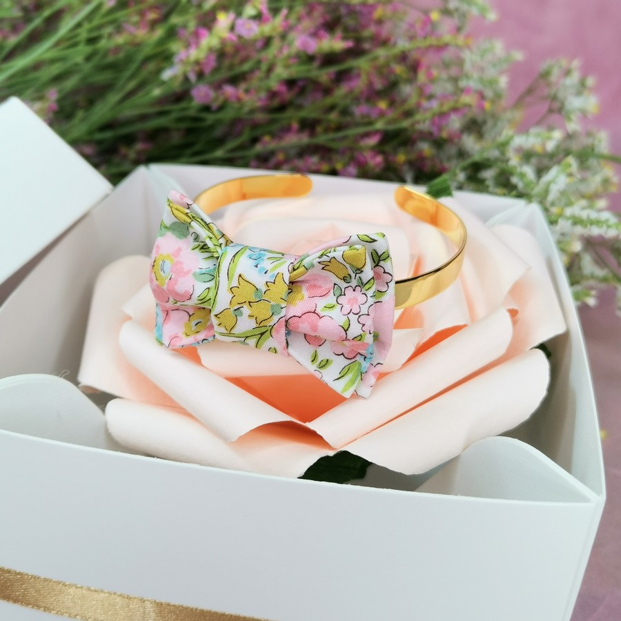 mademoiselle-pap-et-cie-collaboration-origami-bracelet-jonc-or-fin-noeud-papillon-demoiselle-honneur-fete-des-meres-liberty-swirling-petal-pastel (14)