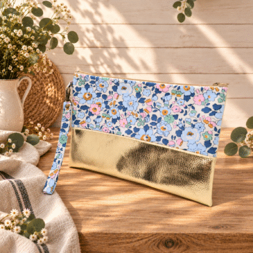 pochette à main mariée, demoiselle d'honneur, invité mariage Liberty betsy denim bleu, mariage, made in France, fabriqué en Occitanie
