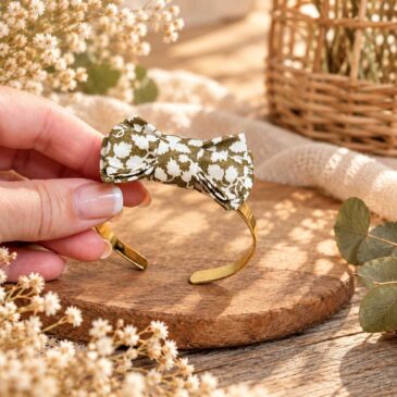 Mademoisellle Pap' et Cie Mariage, bijoux, bracelet femme, mariée, demoiselles d'honneur, invités, bracelet noeud papillon sur jonc 24 carats en Liberty of London glenjade pimprenelle, vert sauge olive