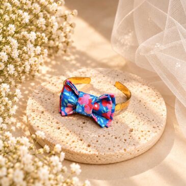 Mademoisellle Pap' et Cie Mariage, bijoux, bracelet femme, mariée, demoiselles d'honneur, invités, bracelet noeud papillon sur jonc 24 carats en Liberty of London wiltshire retro, bleu et rouge