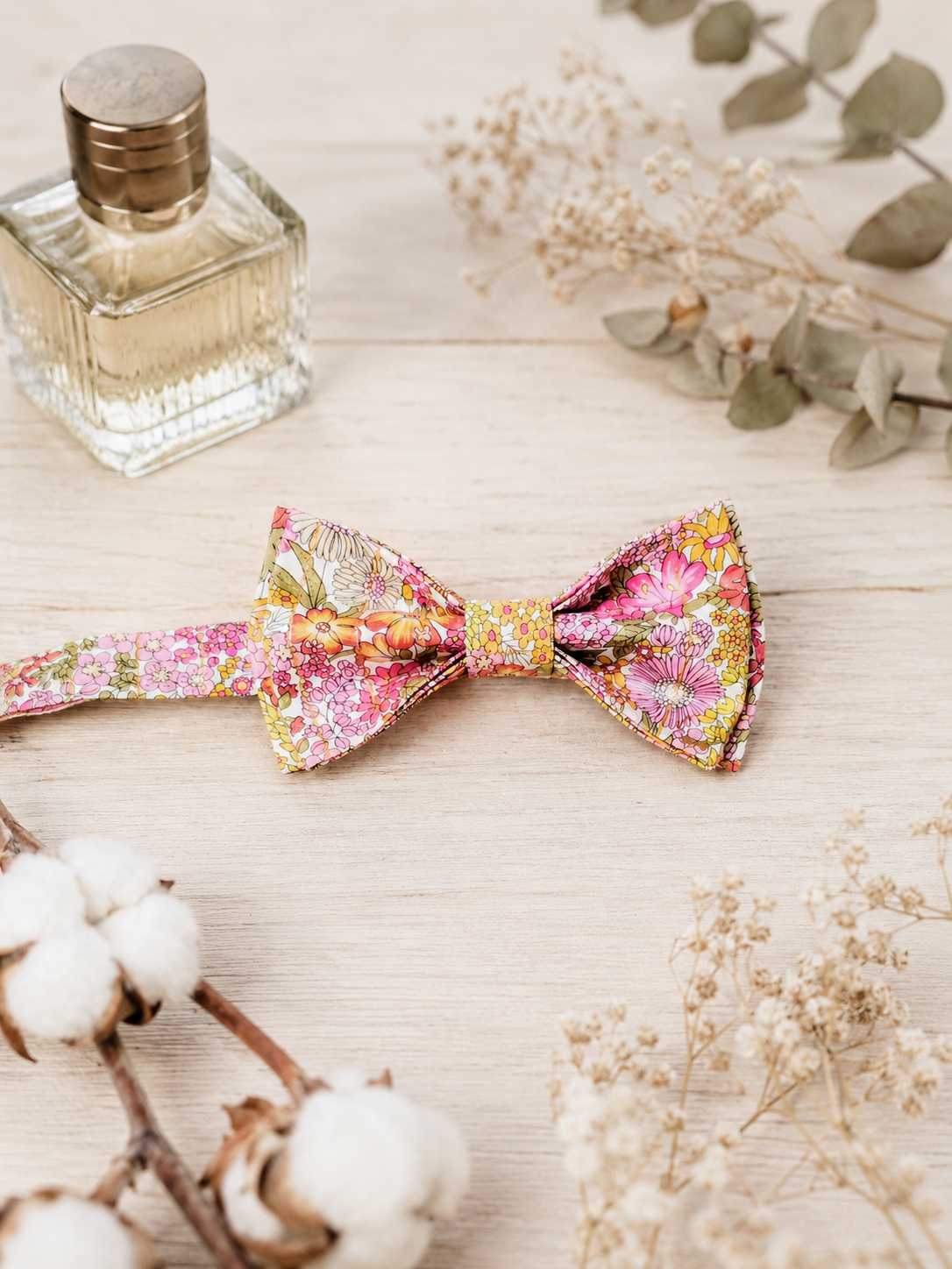 mademoiselle-pap-et-cie-made-in-france-accessoires-mariage-noeud-papillon-liberty-of-london-margaret-annie-hibiscus Noeud papillon pour homme Liberty Margaret Annie Hibiscus, rose vert et or, mariage, made in France, fabriqué en Occitanie