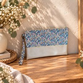 pochette à main mariée, demoiselle d'honneur, invité mariage Liberty betsy ann figue, mauve et bleu mariage, made in France, fabriqué en Occitanie