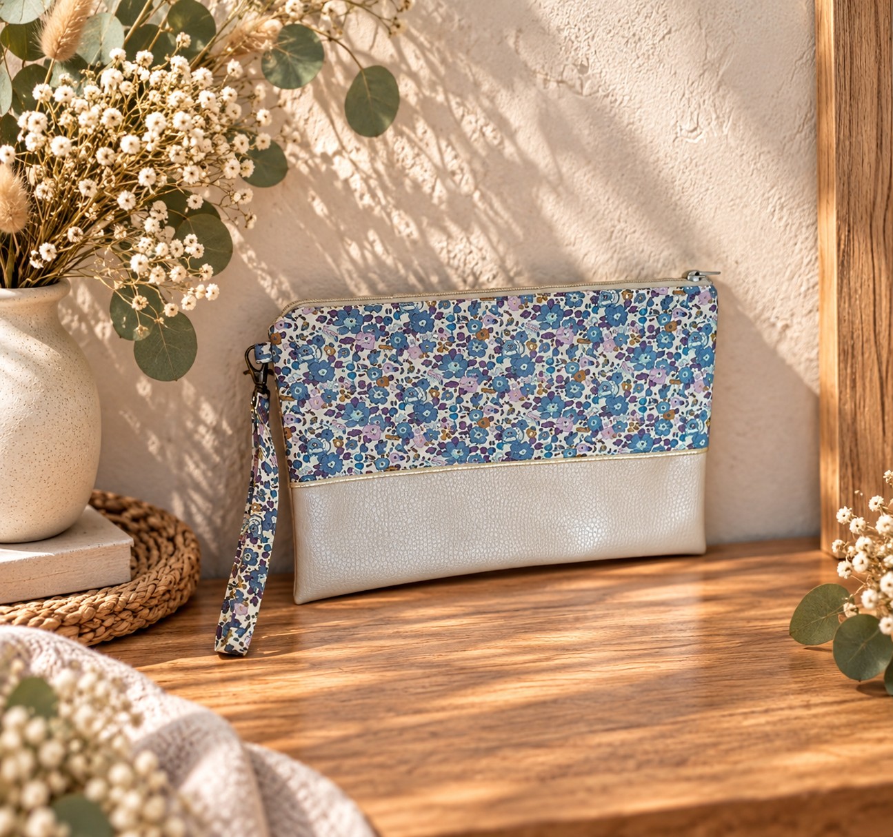 pochette à main mariée, demoiselle d'honneur, invité mariage Liberty betsy ann figue, mauve et bleu mariage, made in France, fabriqué en Occitanie