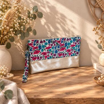 pochette à main mariée, demoiselle d'honneur, invité mariage Liberty poppy and daisy forest canard bleu et rouge mariage, made in France, fabriqué en Occitanie