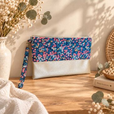 pochette à main mariée, demoiselle d'honneur, invité mariage Liberty wiltshire nausicaa bleu et rouge et or, mariage, made in France, fabriqué en Occitanie