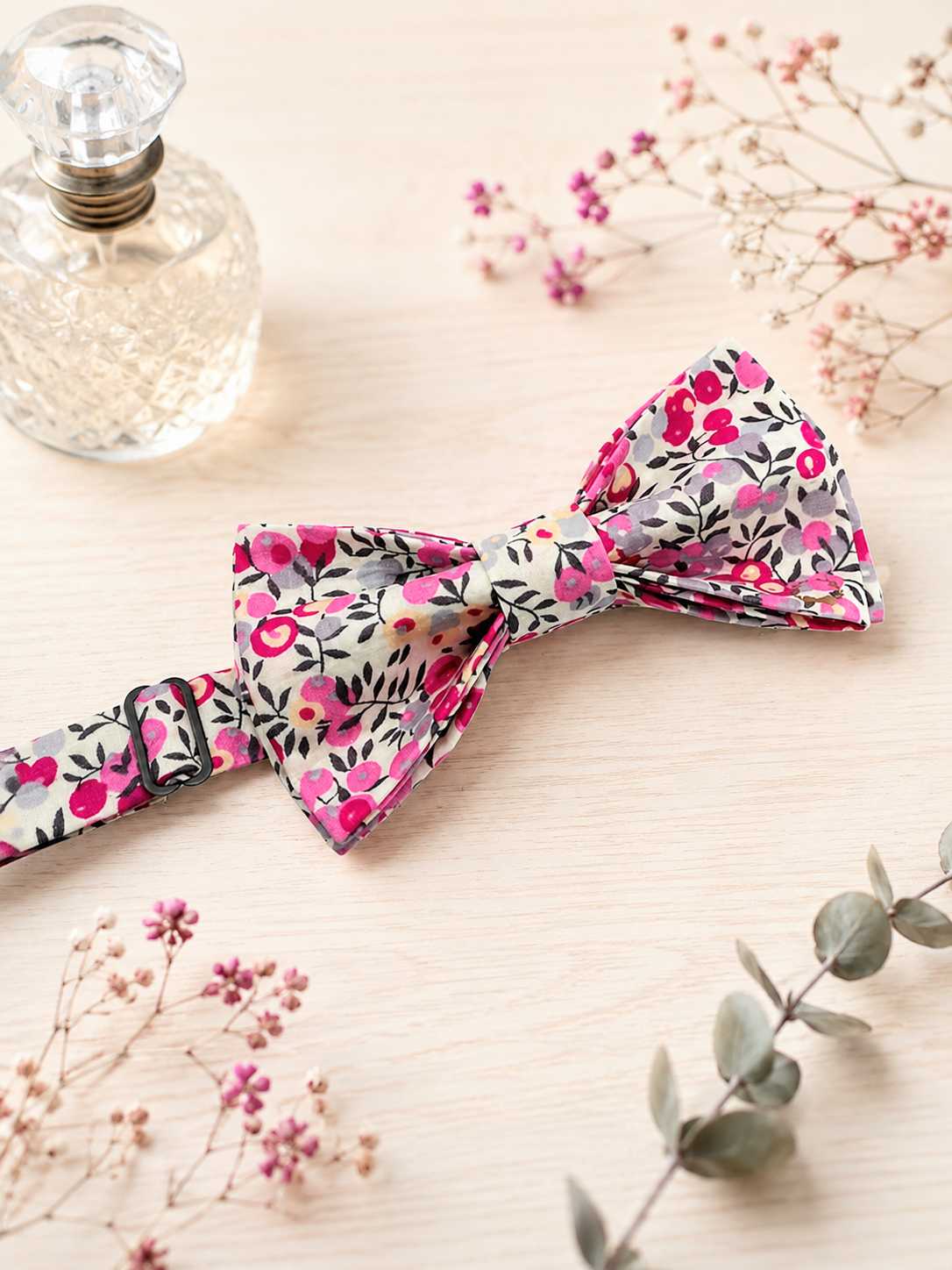 mariage-accessoires-noeud-papillon-costume-homme-liberty-of-london-wiltshire-bougainvillier Noeud papillon pour homme Liberty wiltshire bougainvillier, rose fuchsia, mariage, made in France, fabriqué en Occitanie