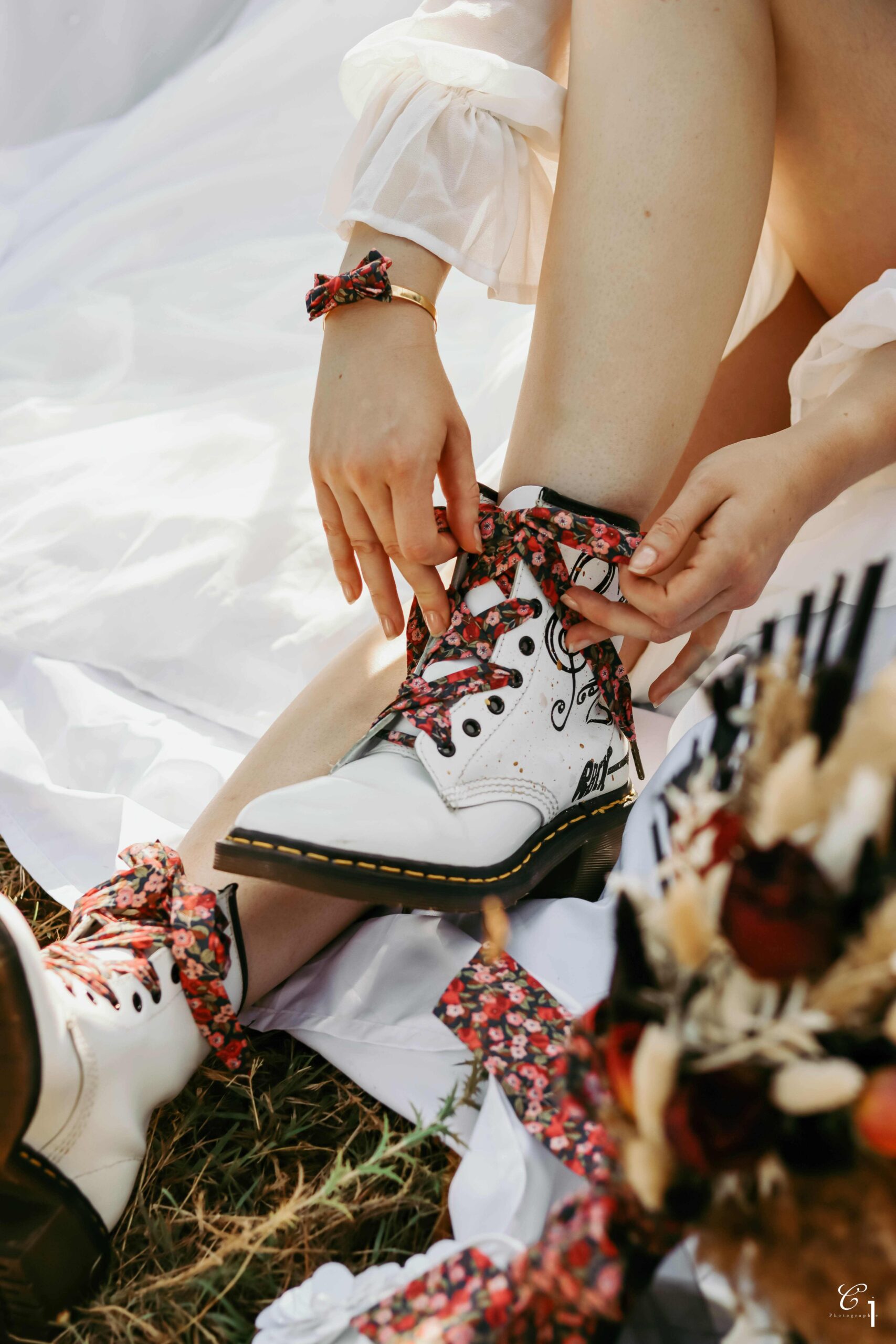 mademoiselle-pap-et-cie-mariage-rock-accessoires femme-mariee-docs-marteens-liberty-nectar-rasberry (24)