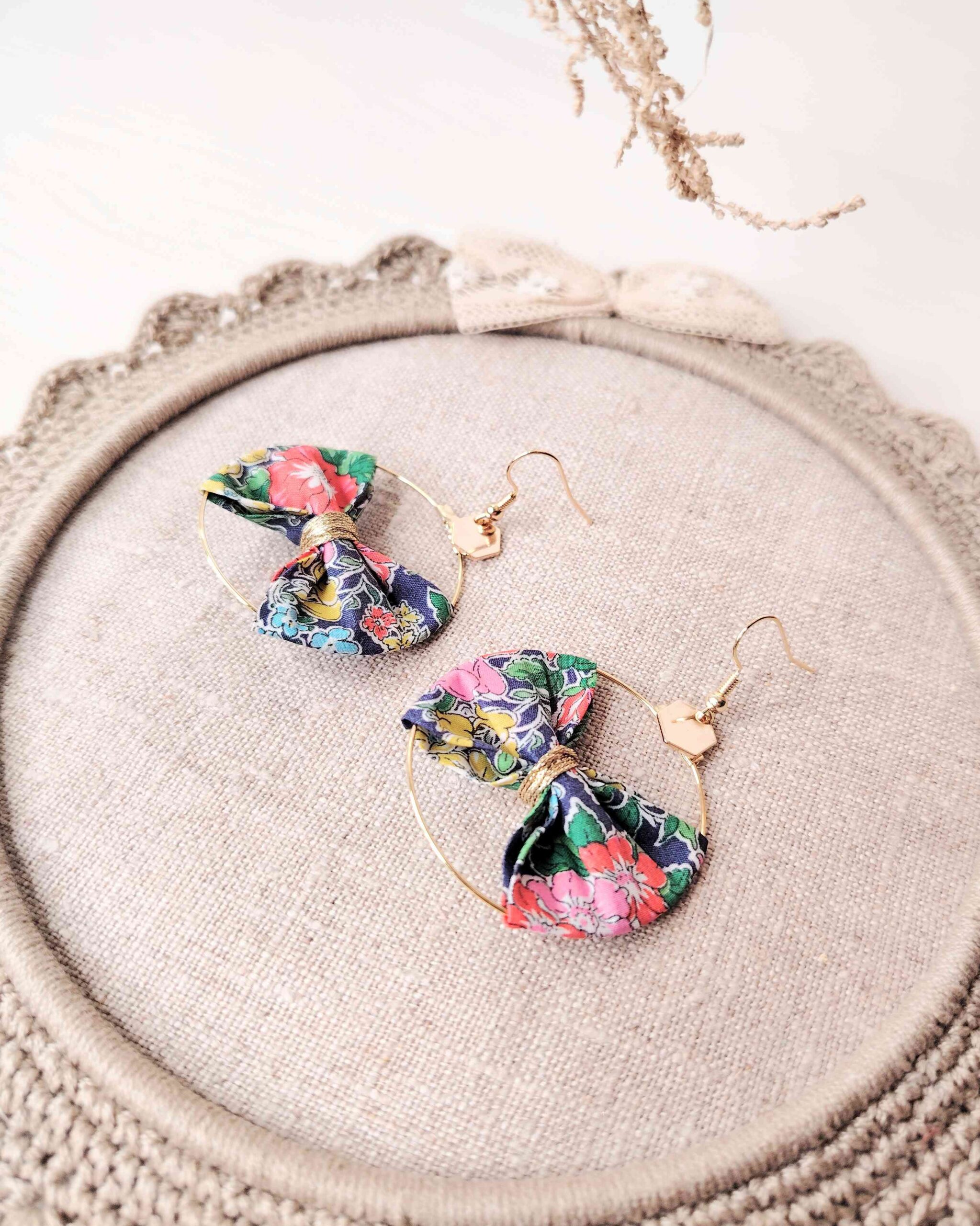 mademoiselle-pap-et-cie-mariage-boucles-oreille-créoles-la-mariée-demoiselles-d-honneur-bijoux-précieux-made-in-france-liberty-of-london-clare-rich-navy (85)