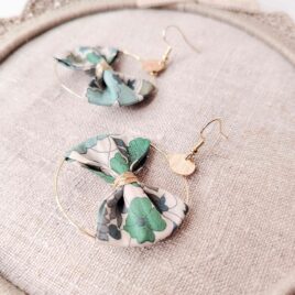 Boucles d&rsquo;oreilles créoles en Liberty Poppy and Daisy Vert Feuillage