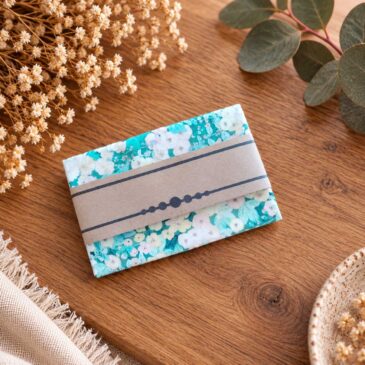 pochette costume homme mariage cérémonie, made in France en Liberty of London hollylock, bleu vert turquoise