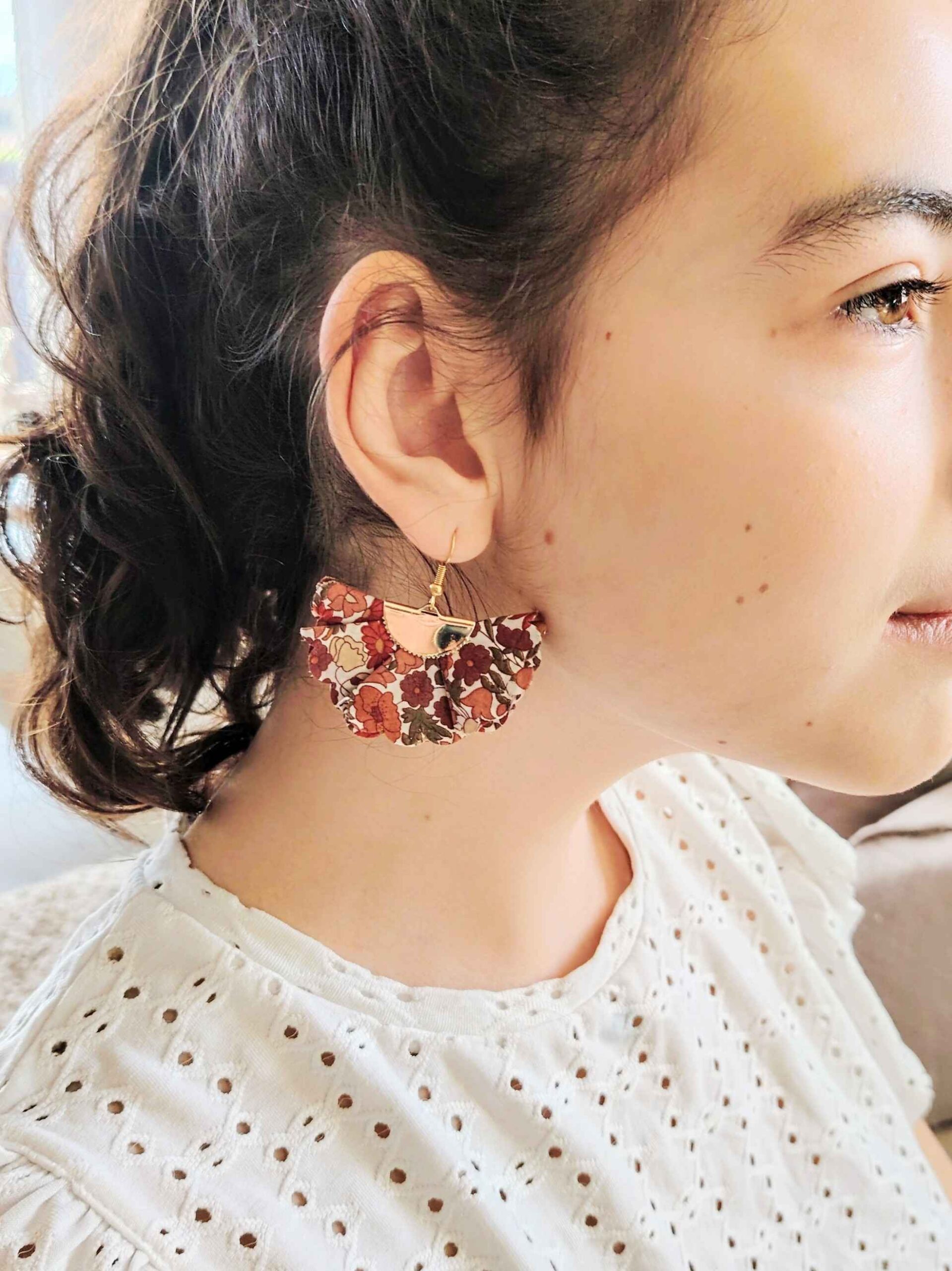 mademoiselle-pap-et-cie-bijoux-mariage-la-mariee-demoiselle-honneur-boucles-oreilles-liberty-of-london-poppy-and-daisy-forest-noisette (27)