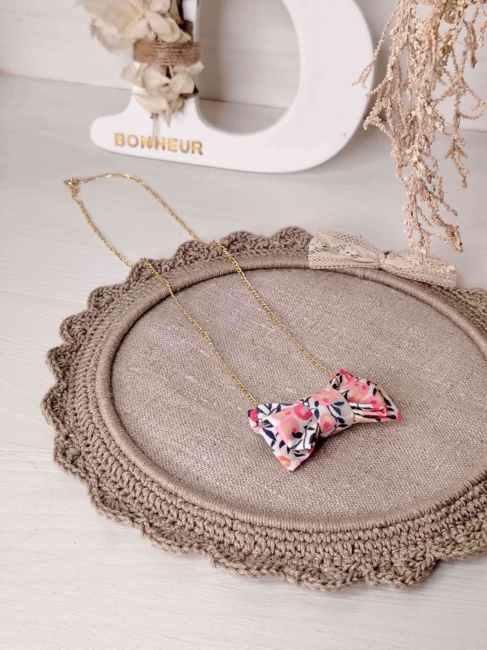 mademoiselle-pap-et-cie-mariage-accessoires-mariée-demoiselle-honneur-bijou-collier-noeud-papillon-femme-made-in-france-liberty-of-londonwiltshire-pois-de-senteur (2)