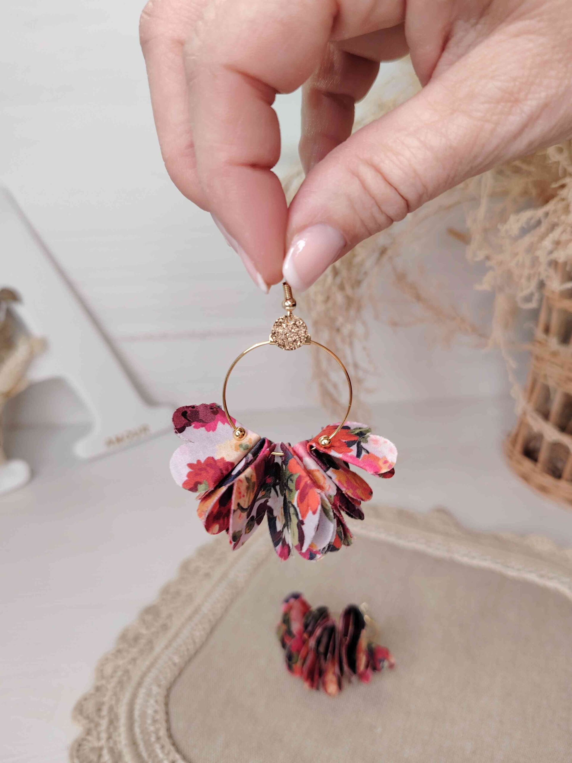 mademoiselle-pap-et-cie-mariage-boucles-oreille-fleur-la-mariée-demoiselles-d-honneur-bijoux-précieux-made-in-france-liberty-of-london-chatsworth-summer (152)