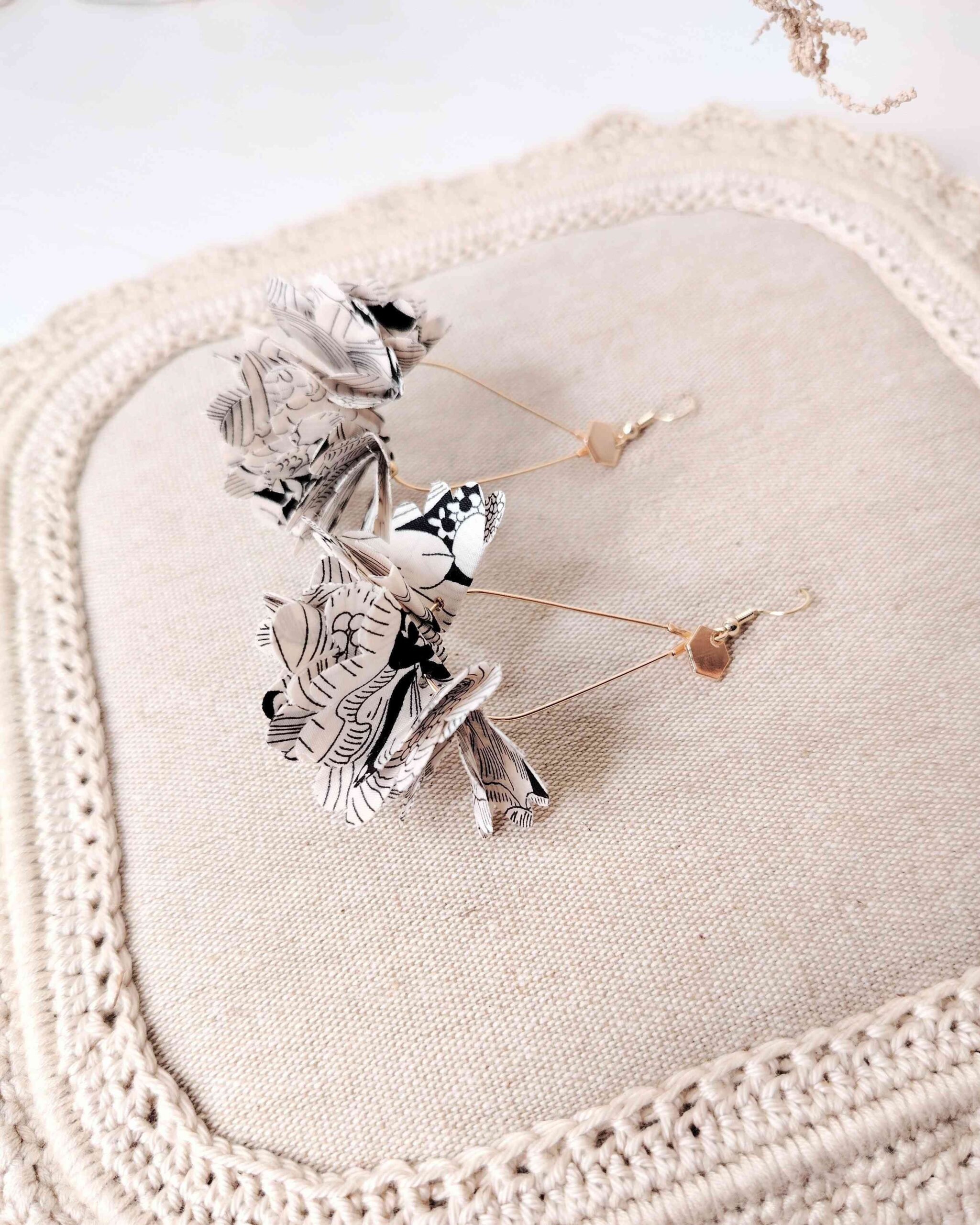 mademoiselle-pap-et-cie-mariage-boucles-oreille-gouttes-la-mariée-demoiselles-d-honneur-bijoux-précieux-made-in-france-liberty-of-london-english-bloom-noir (134)