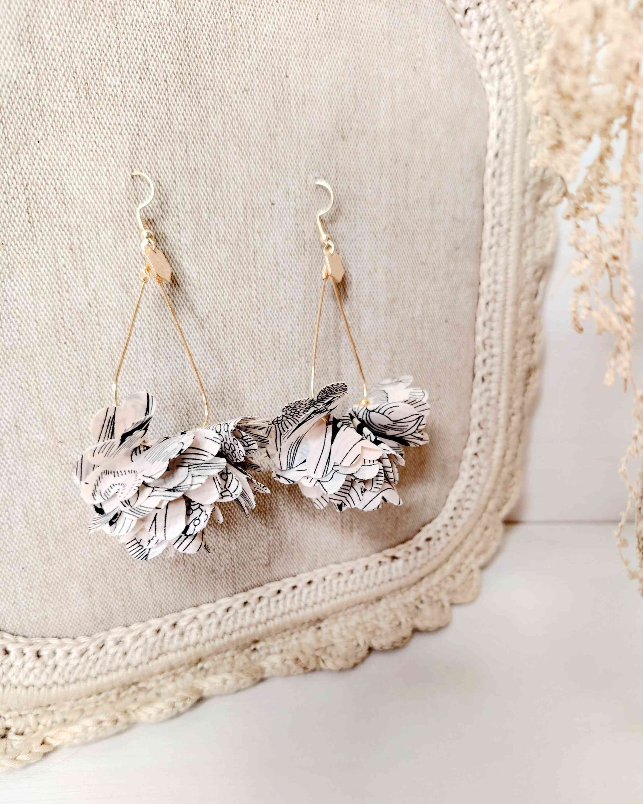 mademoiselle-pap-et-cie-mariage-boucles-oreille-gouttes-la-mariée-demoiselles-d-honneur-bijoux-précieux-made-in-france-liberty-of-london-english-bloom-noir (135)