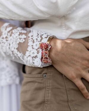 Mademoisellle Pap' et Cie Mariage, bijoux, bracelet femme, mariée, demoiselles d'honneur, invités, bracelet noeud papillon sur jonc 24 carats en Liberty of London emma and georgina terracotta rose et corail