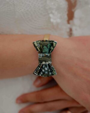 Mademoisellle Pap' et Cie Mariage, bijoux, bracelet femme, mariée, demoiselles d'honneur, invités, bracelet noeud papillon sur jonc 24 carats en Liberty of London ciara botanique vert