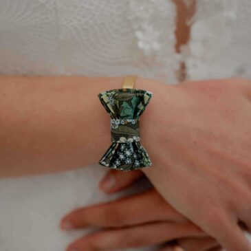Mademoisellle Pap' et Cie Mariage, bijoux, bracelet femme, mariée, demoiselles d'honneur, invités, bracelet noeud papillon sur jonc 24 carats en Liberty of London ciara botanique vert