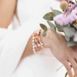 Mademoisellle Pap' et Cie Mariage, bijoux, bracelet femme, mariée, demoiselles d'honneur, invités, bracelet noeud papillon sur jonc 24 carats en Liberty of London madeleine rose antique et fluo, peche et brun