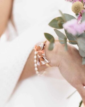 Mademoisellle Pap' et Cie Mariage, bijoux, bracelet femme, mariée, demoiselles d'honneur, invités, bracelet noeud papillon sur jonc 24 carats en Liberty of London madeleine rose antique et fluo, peche et brun