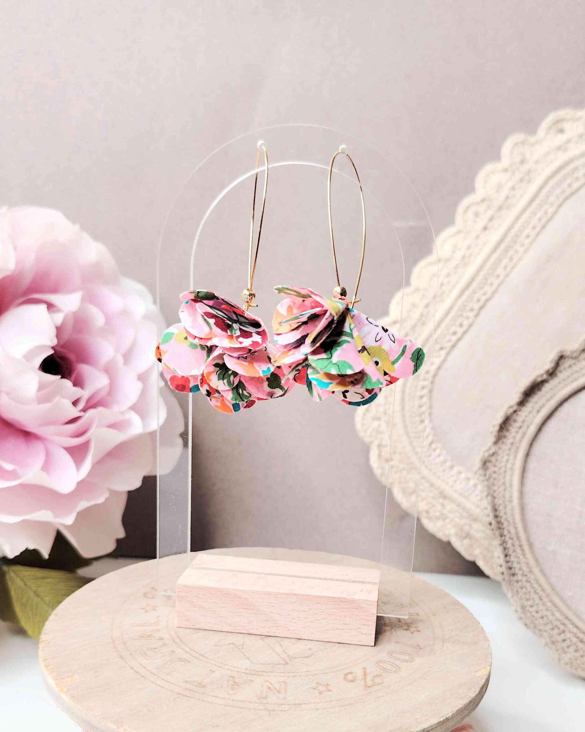 mademoiselle-pap-et-cie-mariage-accessoires-mariée-demoiselle-honneur-boucles-oreilles-petals-made-in-france-liberty-of-london-California-bloom-bougainvillier (4)