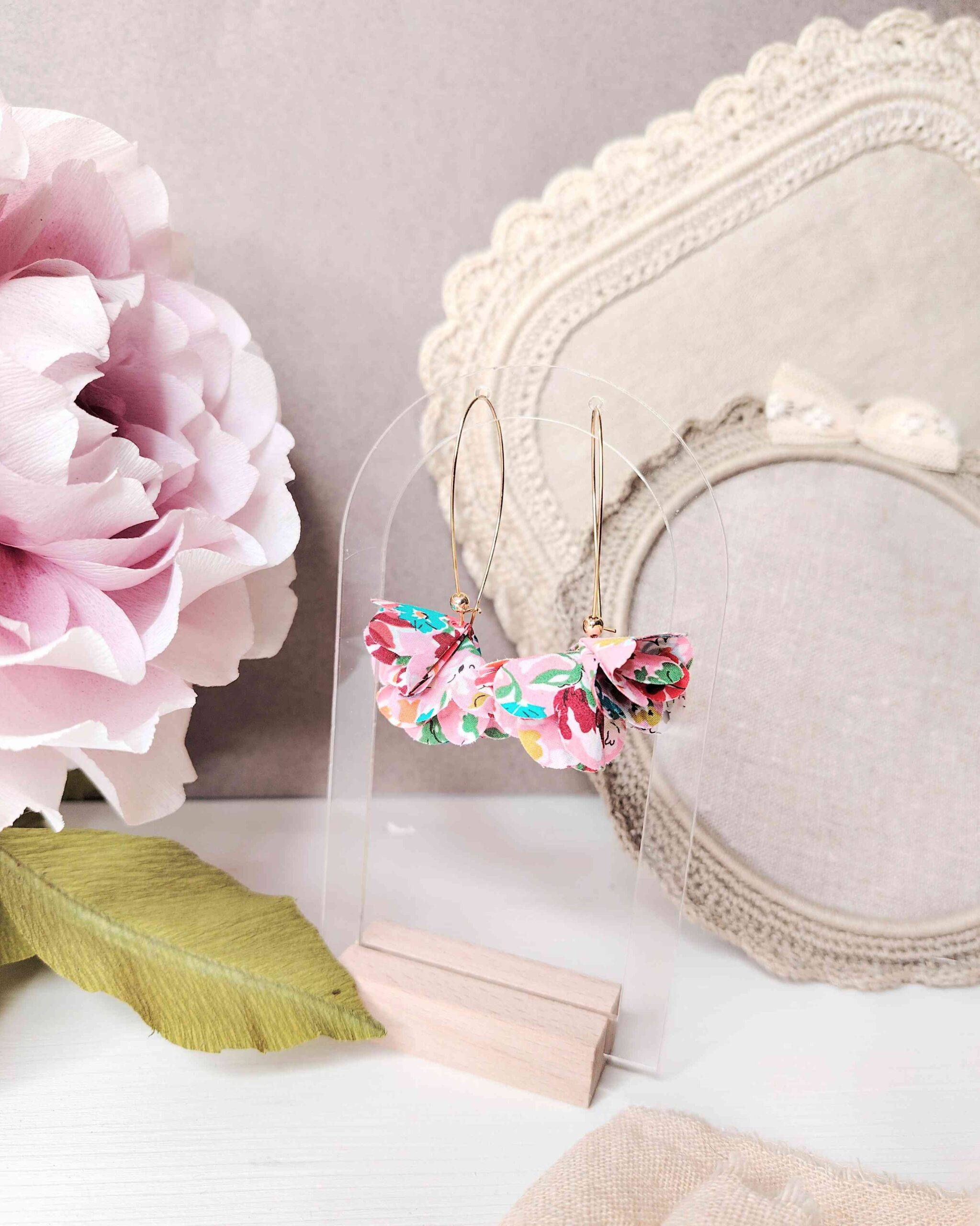 mademoiselle-pap-et-cie-mariage-accessoires-mariée-demoiselle-honneur-boucles-oreilles-petals-made-in-france-liberty-of-london-California-bloom-bougainvillier (8)