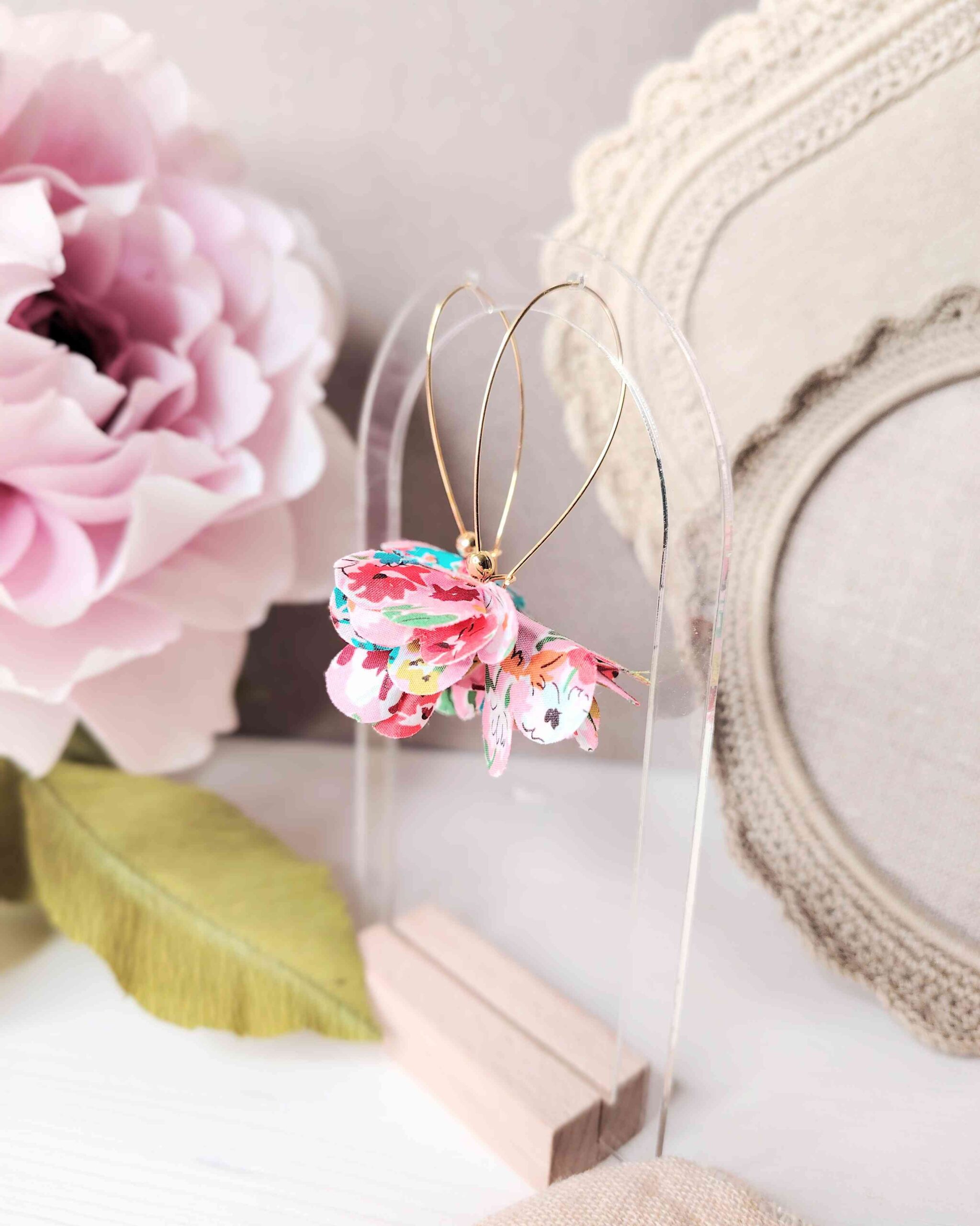 mademoiselle-pap-et-cie-mariage-accessoires-mariée-demoiselle-honneur-boucles-oreilles-petals-made-in-france-liberty-of-london-California-bloom-bougainvillier (9)