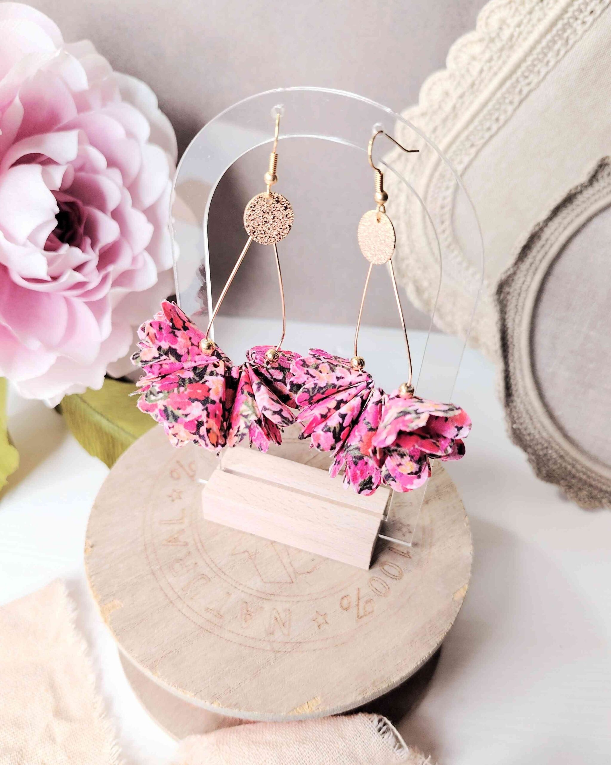 mademoiselle-pap-et-cie-mariage-accessoires-mariée-demoiselle-honneur-boucles-oreilles-petals-made-in-france-liberty-of-london-arrietty-violet (3)