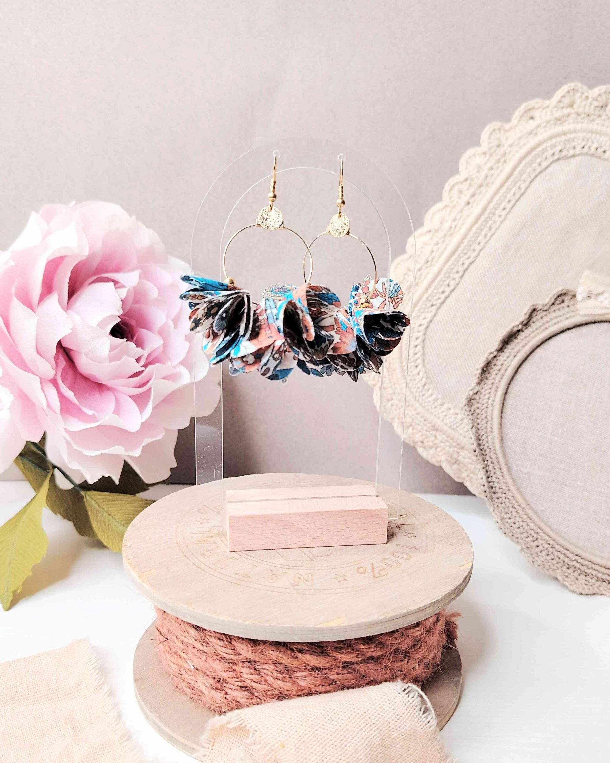 mademoiselle-pap-et-cie-mariage-accessoires-mariée-demoiselle-honneur-boucles-oreilles-petals-made-in-france-liberty-of-london-margaret-annie-camel (7)