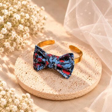 Mademoisellle Pap' et Cie Mariage, bijoux, bracelet femme, mariée, demoiselles d'honneur, invités, bracelet noeud papillon sur jonc 24 carats en Liberty of London alicia belle cassis rouge et bleu
