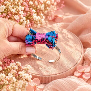 Mademoisellle Pap' et Cie Mariage, bijoux, bracelet femme, mariée, demoiselles d'honneur, invités, bracelet noeud papillon sur jonc 24 carats en Liberty of London ciara petrole rose et bleu