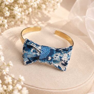 Mademoisellle Pap' et Cie Mariage, bijoux, bracelet femme, mariée, demoiselles d'honneur, invités, bracelet noeud papillon sur jonc 24 carats en Liberty of London elysian day bleu