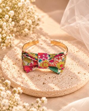 Mademoisellle Pap' et Cie Mariage, bijoux, bracelet femme, mariée, demoiselles d'honneur, invités, bracelet noeud papillon sur jonc 24 carats en Liberty of London margaret annie pink, rouge et vert