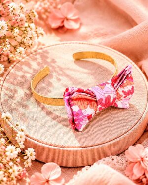 Mademoisellle Pap' et Cie Mariage, bijoux, bracelet femme, mariée, demoiselles d'honneur, invités, bracelet noeud papillon sur jonc 24 carats en Liberty of London margaret annie hibiscus fluo, rose et orange