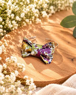 Mademoisellle Pap' et Cie Mariage, bijoux, bracelet femme, mariée, demoiselles d'honneur, invités, bracelet noeud papillon sur jonc 24 carats en Liberty of London margaret annie purple, violet et vert