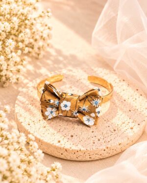 Mademoisellle Pap' et Cie Mariage, bijoux, bracelet femme, mariée, demoiselles d'honneur, invités, bracelet noeud papillon sur jonc 24 carats en Liberty of London mitsi moutarde jaune