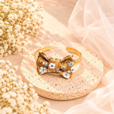 Mademoisellle Pap' et Cie Mariage, bijoux, bracelet femme, mariée, demoiselles d'honneur, invités, bracelet noeud papillon sur jonc 24 carats en Liberty of London mitsi moutarde jaune