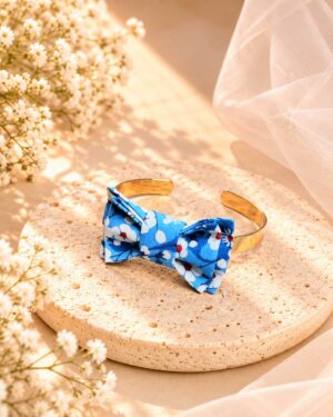 Mademoisellle Pap' et Cie Mariage, bijoux, bracelet femme, mariée, demoiselles d'honneur, invités, bracelet noeud papillon sur jonc 24 carats en Liberty of London mitsi outremer