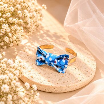 Mademoisellle Pap' et Cie Mariage, bijoux, bracelet femme, mariée, demoiselles d'honneur, invités, bracelet noeud papillon sur jonc 24 carats en Liberty of London mitsi outremer