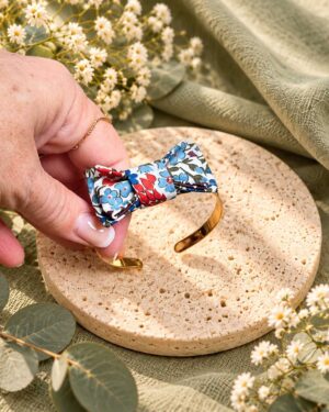 Mademoisellle Pap' et Cie Mariage, bijoux, bracelet femme, mariée, demoiselles d'honneur, invités, bracelet noeud papillon sur jonc 24 carats en Liberty of London sweet may blue red, bleu et rouge