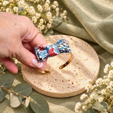 Mademoisellle Pap' et Cie Mariage, bijoux, bracelet femme, mariée, demoiselles d'honneur, invités, bracelet noeud papillon sur jonc 24 carats en Liberty of London sweet may blue red, bleu et rouge