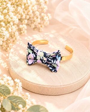 Mademoisellle Pap' et Cie Mariage, bijoux, bracelet femme, mariée, demoiselles d'honneur, invités, bracelet noeud papillon sur jonc 24 carats en Liberty of London wiltshire bleu mauve