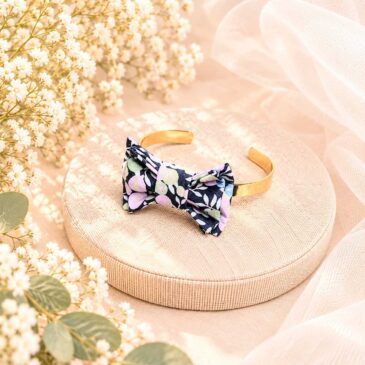 Mademoisellle Pap' et Cie Mariage, bijoux, bracelet femme, mariée, demoiselles d'honneur, invités, bracelet noeud papillon sur jonc 24 carats en Liberty of London wiltshire bleu mauve