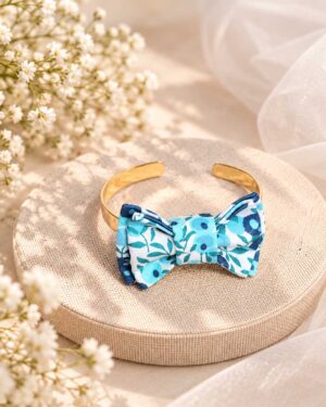 Mademoisellle Pap' et Cie Mariage, bijoux, bracelet femme, mariée, demoiselles d'honneur, invités, bracelet noeud papillon sur jonc 24 carats en Liberty of London wiltshire crystal bleu, bleu turquoise