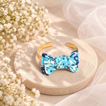 Mademoisellle Pap' et Cie Mariage, bijoux, bracelet femme, mariée, demoiselles d'honneur, invités, bracelet noeud papillon sur jonc 24 carats en Liberty of London wiltshire crystal bleu, bleu turquoise