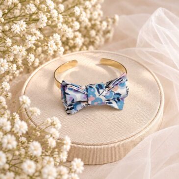 Mademoisellle Pap' et Cie Mariage, bijoux, bracelet femme, mariée, demoiselles d'honneur, invités, bracelet noeud papillon sur jonc 24 carats en Liberty of London wiltshire lilas, bleu lavande
