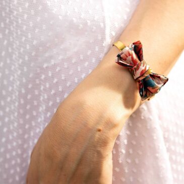 Mademoisellle Pap' et Cie Mariage, bijoux, bracelet femme, mariée, demoiselles d'honneur, invités, bracelet noeud papillon sur jonc 24 carats en Liberty of London calypso turquoise et corail