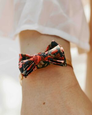 Mademoisellle Pap' et Cie Mariage, bijoux, bracelet femme, mariée, demoiselles d'honneur, invités, bracelet noeud papillon sur jonc 24 carats en Liberty of London nectar rasberry, noir et rose